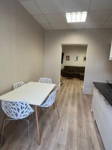 an empty office with a table and chairs in a room at Gentilly - Studio spacieux in Gentilly