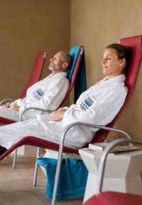 two people sitting in chairs in a room at Kurzentrum Ludwigstorff GmbH in Deutsch Altenburg