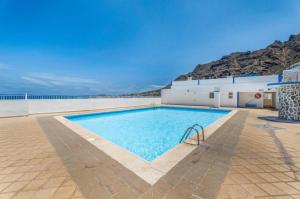 a swimming pool in front of a building at oceano de bajamar in Bajamar