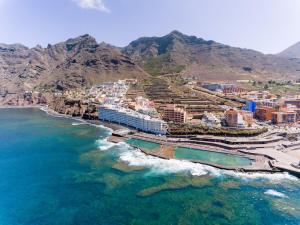 an aerial view of a beach with buildings and the ocean at oceano de bajamar in Bajamar