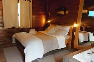 a bedroom with two twin beds and a sink at Cabana surucuã in Três Coroas