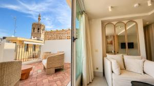 a living room with a couch and a balcony at Cosy Rooms Tapinería in Valencia