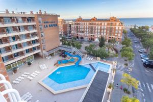 an aerial view of a swimming pool at a hotel at Hotel La Rápita in Sant Carles de la Ràpita