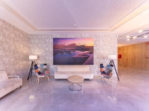 a living room with a couch and chairs at Hotel La Rápita in Sant Carles de la Ràpita