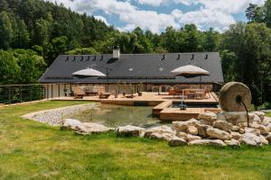 a house with a swimming pool in the yard at Podhlavický mlýn in Všelibice