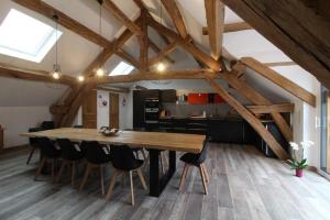 a kitchen and dining room with a wooden table and chairs at Mise au Verre in Prémeaux