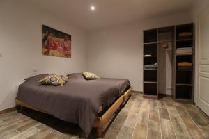 a bedroom with a large bed in a room at Mise au Verre in Prémeaux