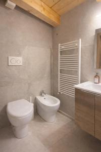 ein Badezimmer mit Toilette und Waschbecken in der Unterkunft Boutique Alpine Studio by SupaStays in Courmayeur