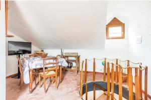 a dining room with a table and chairs at Zanna Casa Vacanza a soli 450 mt dal mare in Grottammare