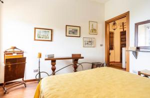 a bedroom with a bed and a desk on the wall at Zanna Casa Vacanza a soli 450 mt dal mare in Grottammare +39 photos