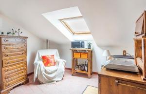 a attic room with a chair and a dresser at Zanna Casa Vacanza a soli 450 mt dal mare in Grottammare