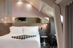 Postel nebo postele na pokoji v ubytování Hotel Duette Paris