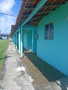 a blue building with a door on the side at Pousada Don Melo in Salvaterra