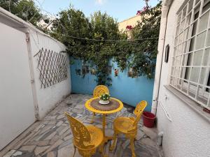 a table and chairs sitting on a patio at Charmant duplex proche mer à Carthage in Carthage