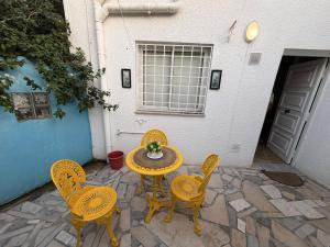 a patio with a table and chairs and a building at Charmant duplex proche mer à Carthage in Carthage