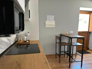 a living room with a table and two stools at Pensión Eirín VI in Caldas de Reis