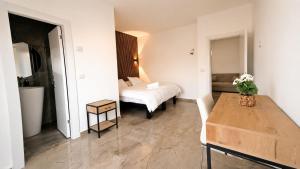 a hotel room with a bed and a bathroom at אחוזת החושן - וילה מהממת עם בריכה פרטית in Tirosh