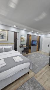 a bedroom with a large bed and a desk at Dereboyu Premium in Nicosia