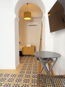 a dining room with a table and a bed at Yellow Flamingo Studio Fuseta in Fuzeta