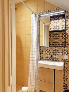 a bathroom with a sink and a mirror at Yellow Flamingo Studio Fuseta in Fuzeta +32 photos