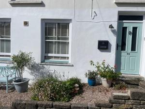 a white house with a blue door and some plants at Apartment in Constantine in Constantine
