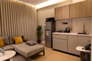 a living room with a couch and a kitchen at فندق دواد الدوادمي Dewad Hotel in Ad Dawādimī