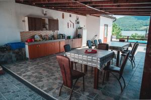 a kitchen and dining room with a table and chairs at Casa Andrei in Eşelniţa
