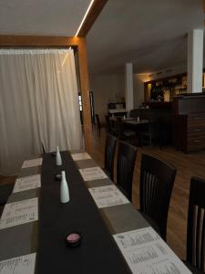 a dining room with a long table and chairs at Sempre Bello in Iffezheim