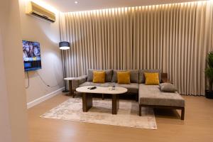 a living room with a couch and a table at فندق دواد الدوادمي Dewad Hotel in Ad Dawādimī