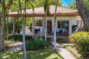 a house with a porch with a table and chairs at Casa Carmen in Potrero