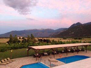 Graviá的住宿－凱迪瑪凱樂特斯塔公寓式酒店，一座带游泳池和山脉的度假村