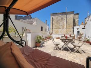 a patio with a table and chairs on a building at Mercanti in Manduria +15 photos