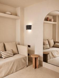 a living room with a couch and a table at Cosy Rooms Tapinería in Valencia