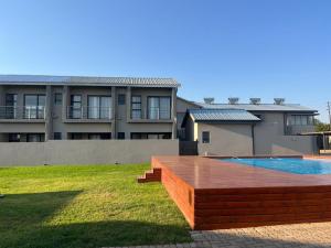 a house with a swimming pool in the yard at Lehumo Guesthouse in Mogales