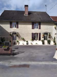 a house on a street in front at Chambre - A La Maison Du Bonheur in Lanty-sur-Aube