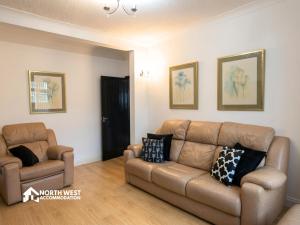 a living room with a couch and two chairs at Warrington 3-Bedroom House Near Birchwood & Omega in Warrington