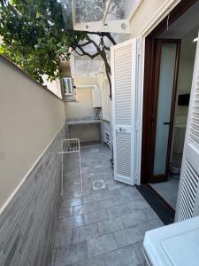 a patio with a chair in the middle of a building at La dimora dei Giglianti in Brusciano