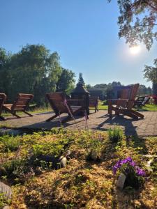 a group of benches and flowers in a park at Slo-Brome gîte de charme slow life in Lac-Brome