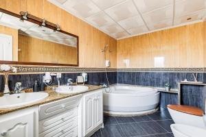 a bathroom with two sinks and a tub and a toilet at Punta Prima Apartments by 3VILLAS in Punta Prima +106 photos