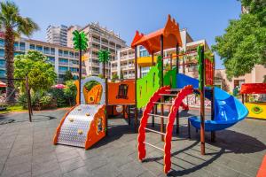 ein Spielplatz mit Rutsche in einem Park in der Unterkunft Hotel Alba - All inclusive in Sonnenstrand