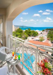 ein Balkon mit Tisch und Meerblick in der Unterkunft Hotel Alba - All inclusive in Sonnenstrand