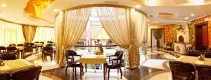 A restaurant or other place to eat at Grand Hall Hotel