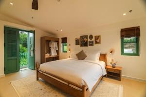 a bedroom with a large bed and a window at dei Balconi Dalat in Ấp Ða Lợi