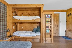 a bedroom with two bunk beds in a cabin at Alpine Studio Flat near Sankt Moritz in Celerina