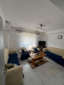 a living room with a couch and a coffee table at Apartament 33 in Elbasan