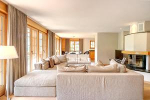 a living room with a large white couch in a room at Apartment Bränderli - GRIWA RENT AG in Grindelwald