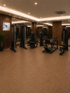 ein Fitnessstudio mit Cardiogeräten in einer Hotellobby in der Unterkunft Unipark Hotel in Kurna + 2 Fotos