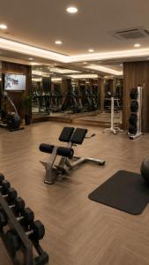 ein Fitnessstudio mit mehreren Laufbändern und Trainingsgeräten in der Unterkunft Unipark Hotel in Kurna