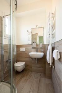 ein Badezimmer mit Waschbecken und Dusche in der Unterkunft Hotel Villa Bonelli in Fiesole