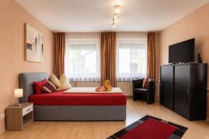 a small room with a bed and a tv at Hotel Garni in Burghausen